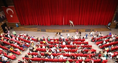 Çayırovalı minikler tiyatro oyunuyla coştu