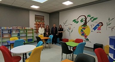 GTÜ’lü öğrenciler, minik öğrencilere kitap bağışında bulundu