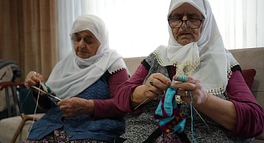 Hayır için ilmek ilmek örgü örüyorlar