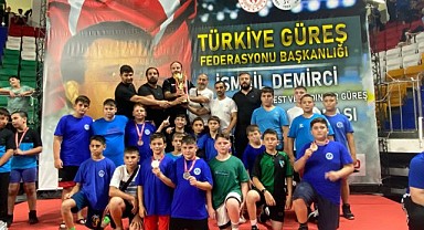 Kağıtspor’un yıldızları madalyaları topladı
