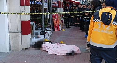 Kaldırımda silahlı saldırıya uğradı! Herkesin gözü önünde can verdi