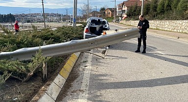 Seyir halindeki otomobil bariyere saplandı