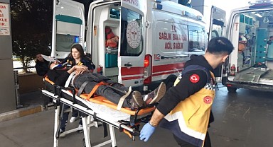 Seyir halindeki tır arızalı tıra çarptı! Sürücü araçta sıkıştı