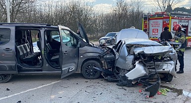 Ticari araç otomobile çarptı! 3 kişi yaralandı