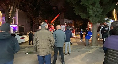 Üç katlı binanın çatısı alevlere teslim oldu