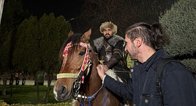 Yeni yıla at üstünde girdi