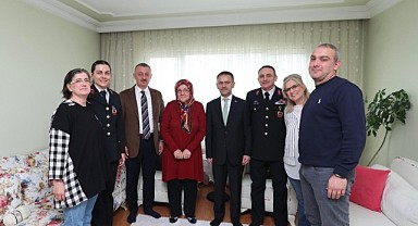 Aktaş ve Büyükakın Ayşe Teyze’yi ziyaret etti