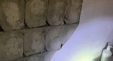 Banyo fayansları düştü! Bina tahliye edildi