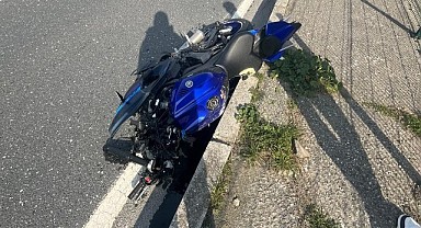 Bariyere savrulan motosikletli feci şekilde can verdi!