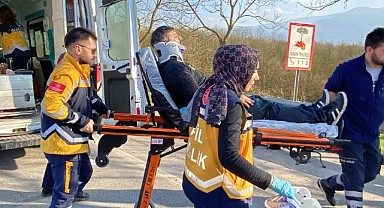 Bariyeri söküp ağaca çarptı! 4 kişi yaralandı