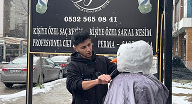 Bir berber yaptığı kardan adamı tıraş etti