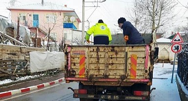 Buzlanmaya karşı ekipler tuzlama yaptı