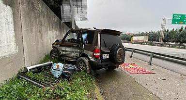 Cip bariyere çarptı! 2 kişi yaralandı