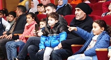 Dilovalı çocuklar, illüzyon gösterisiyle eğlendi