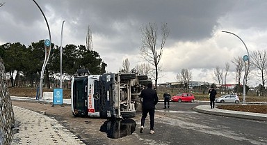 Gebze'de kontrolden çıkan beton mikseri devrildi!