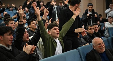 Gençlerden Kocaman’ı şaşırtan karşılama