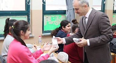 Öğrencilere dezenfektan dağıtıldı