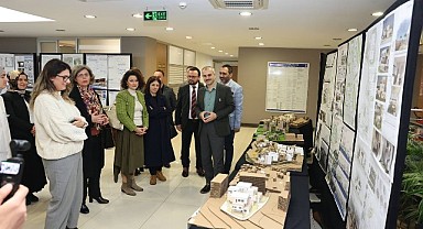 Öğrencilerin tasarımları belediye binasında sergileniyor