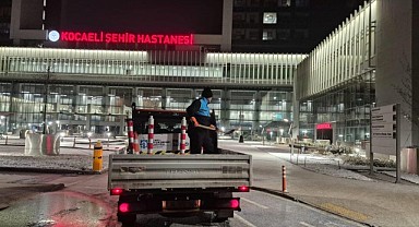 Yaya güvenliği için kaldırımlar kardan temizleniyor