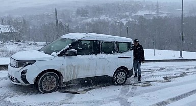 Yolda kalan araçları vatandaşlar iterek kurtardılar