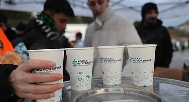 Büyükşehir maça giden taraftara iftarlık ikram etti
