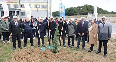 Çayırova'da protokol ve öğrenciler ağaç dikti