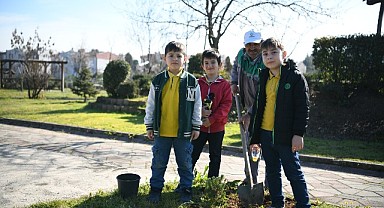 Çayırovalı minikler fidanları toprakla buluşturdu