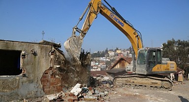 Cedit Mahallesi'nde 7 binanın yıkımı yapıldı