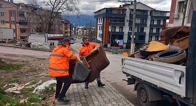 Çöp kenarlarına bırakılan hacimli atıklar toplanıyor