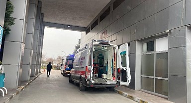 El frenini çekmeyi unuttu! Bariyerle kapı arasında sıkıştı