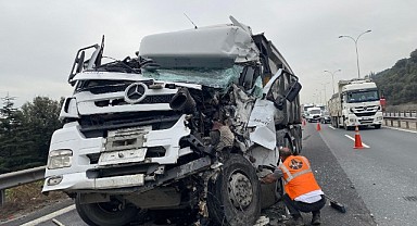 Kağıt gibi ezilen araçtan sağ çıktı!