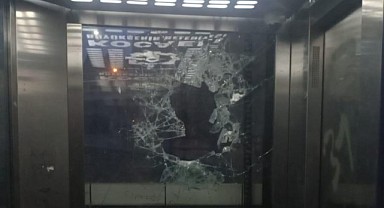 Kaldırım taşları ile asansörün camını parçaladı!
