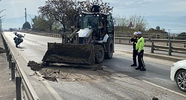Kamyondan dökülen çamur, trafiği tıkadı!