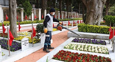 Kocaeli’de mezarlıklar bayrama hazır