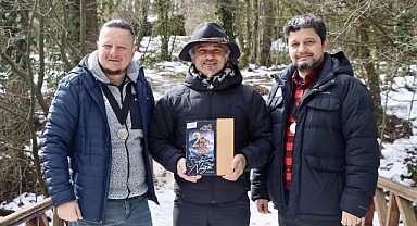 KOÜ’lü akademisyenler, kardan heykelle ikinci oldu