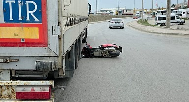 Motosiklet tıra çarptı! Sürücüsü yaralandı