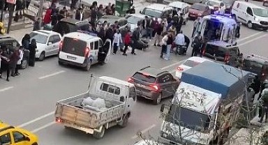 Motosikletten düştü! Arkadan gelen aracın altında kaldı