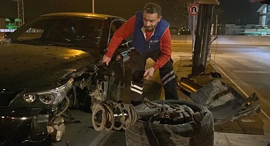 Otomobil direğe çarptı! 3 kişi yaralandı