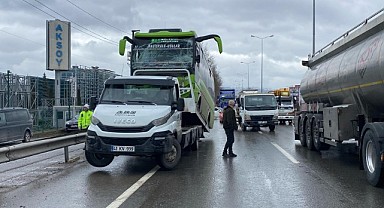 Palet yüklü tır halk otobüsüyle çarpıştı! 3 kişi yaralandı
