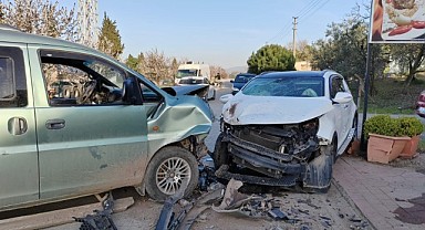 Panelvan SUV araç ile çarpıştı! 2 kişi yaralandı