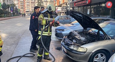 Park halindeki otomobil cayır cayır yandı!