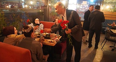 Vural’dan gençlere karanfilli sürpriz
