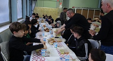Yetişkinler servis yaptı, çocuklar orucunu açtı