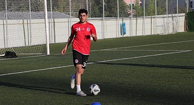 Beyaz önlüğü ile yeşil sahaları sallayacak!