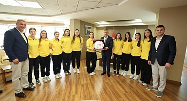 Büyükakın, Zirve Kadın Basketbol’un sporcularını ağırladı