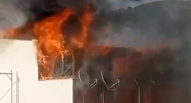 Çatı katı alev alev yandı! Mahalleli korktu