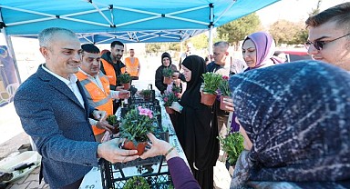 Çiftçi, Çayırovalılarla birlikte kabirleri ziyaret etti