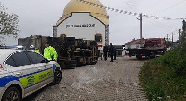 Freni boşalan kamyon devrildi!