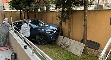 Geri manevra yapan otomobil bahçeye düştü!