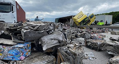 Hurda yüklü tır devrildi! Trafik kilitlendi